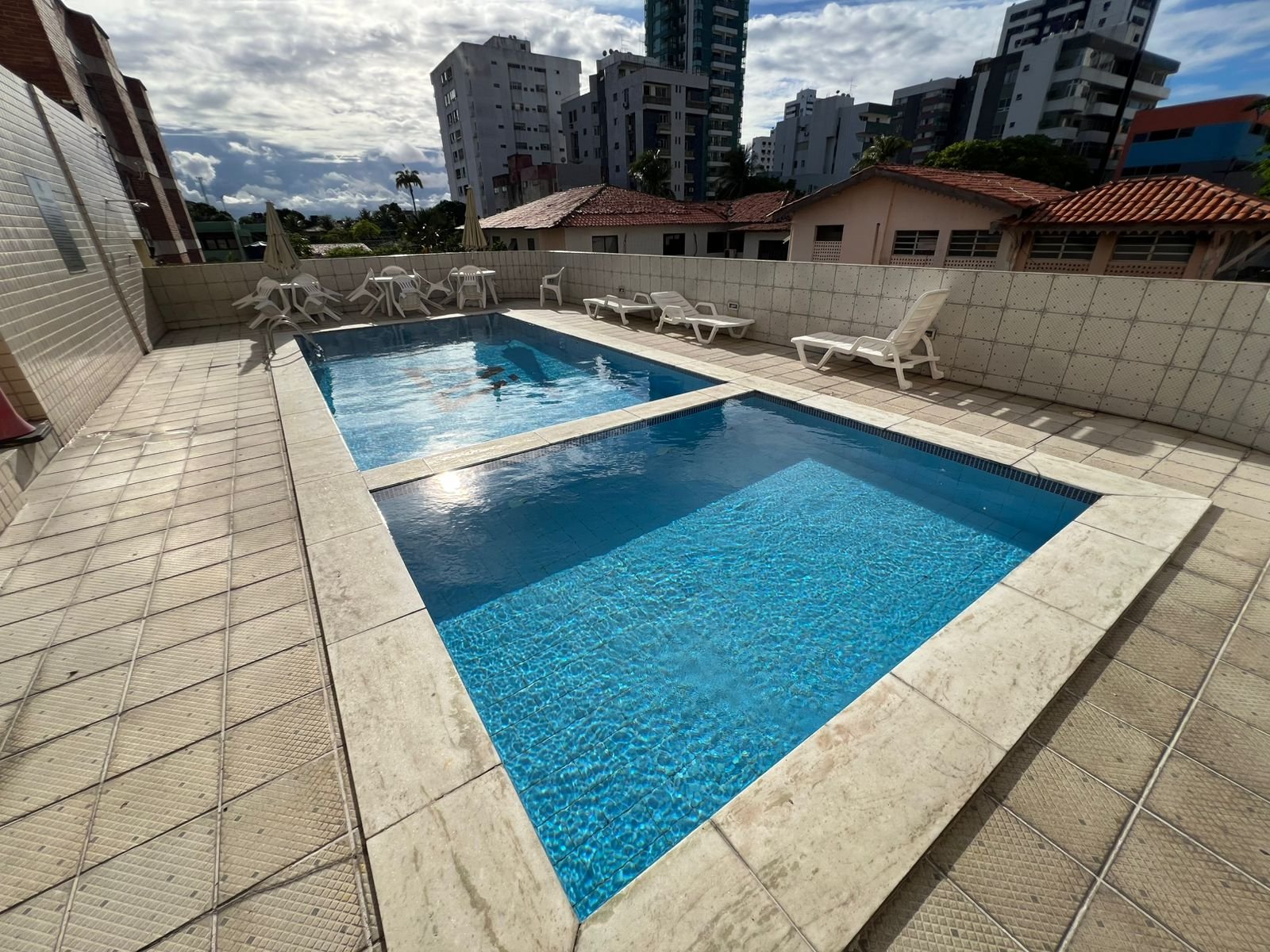 Apartamento a Venda em Candeias a 100 Metros do Mar