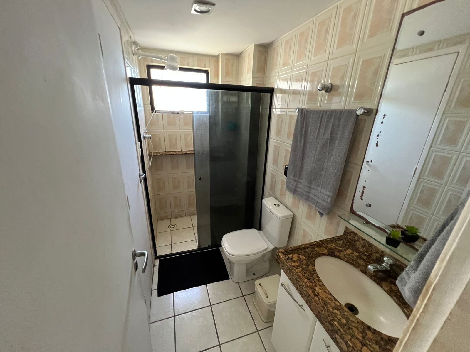 Apartamento a Venda em Candeias a 100 Metros do Mar