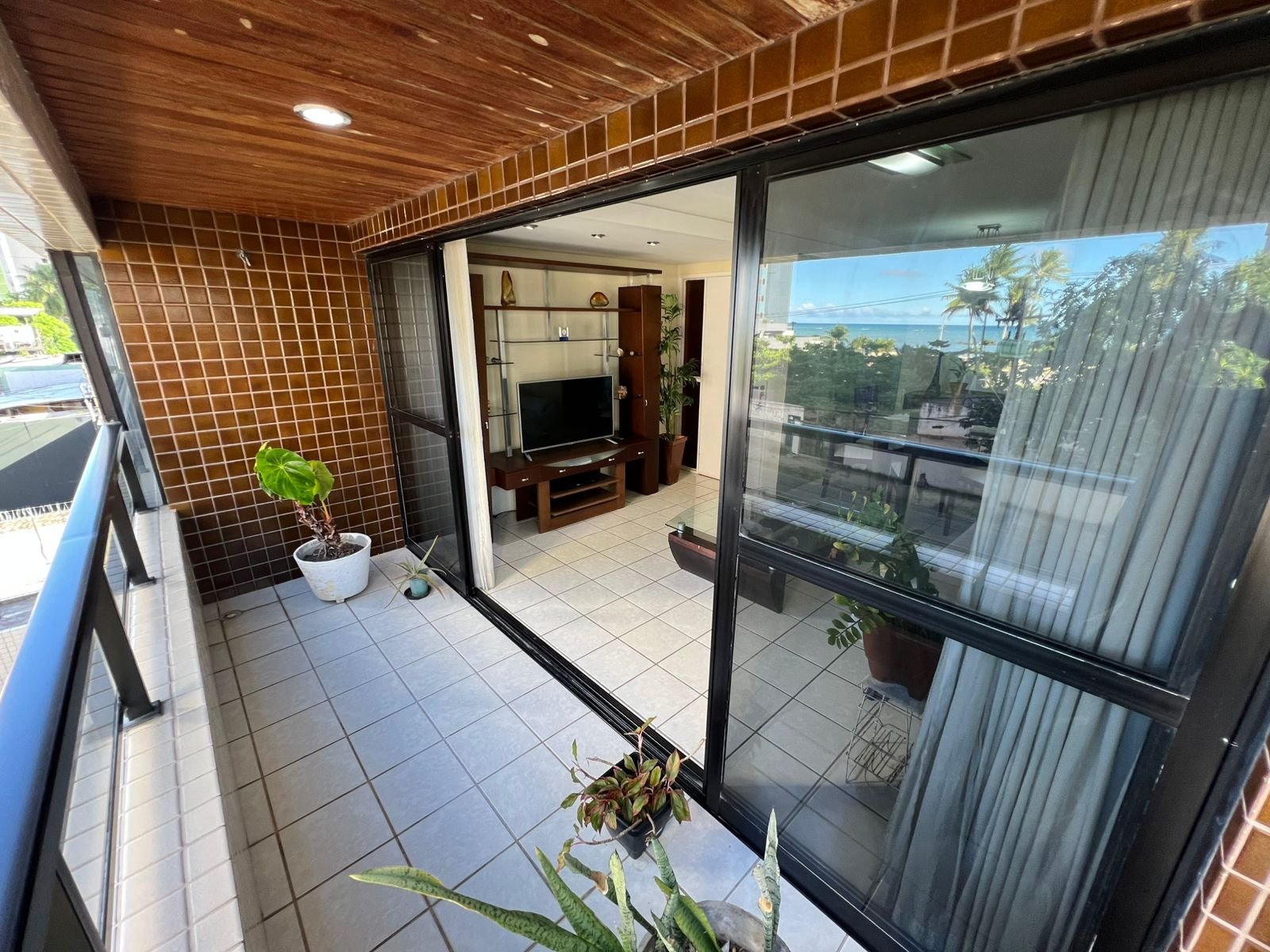 Apartamento a Venda em Candeias a 100 Metros do Mar
