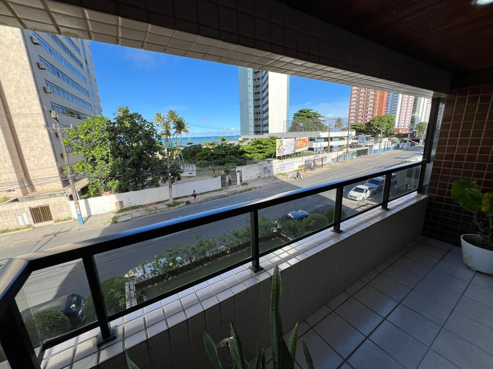 Apartamento a Venda em Candeias a 100 Metros do Mar