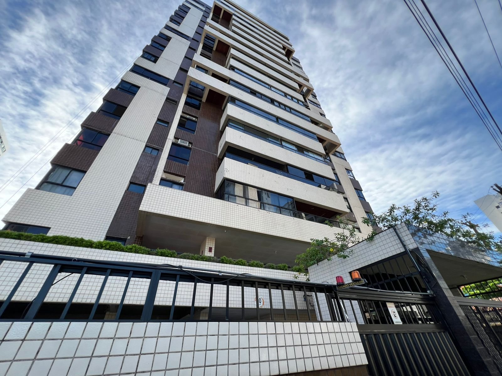 Apartamento a Venda em Candeias a 100 Metros do Mar